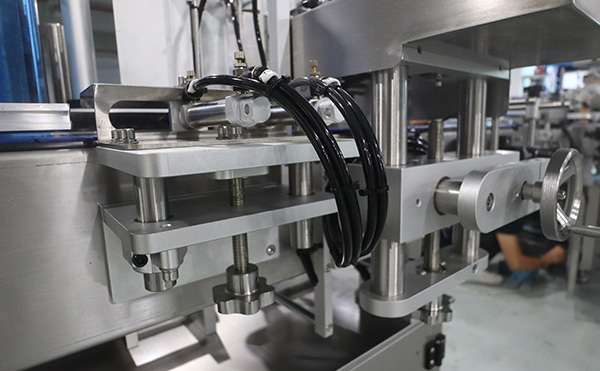 全自動雙側(cè)面貼標機,側(cè)面貼標機,全自動貼標機生產(chǎn)廠家