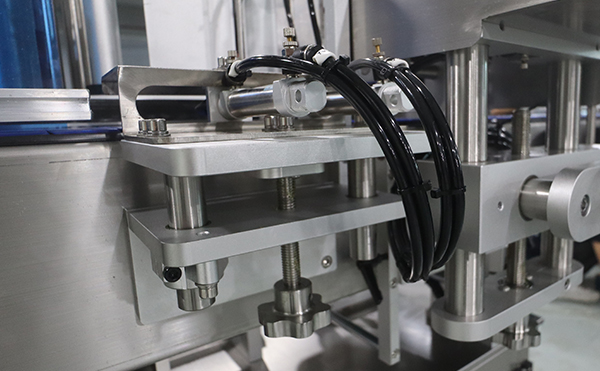 吹貼貼標機,滾貼貼標機,貼標機廠家，高臻智能